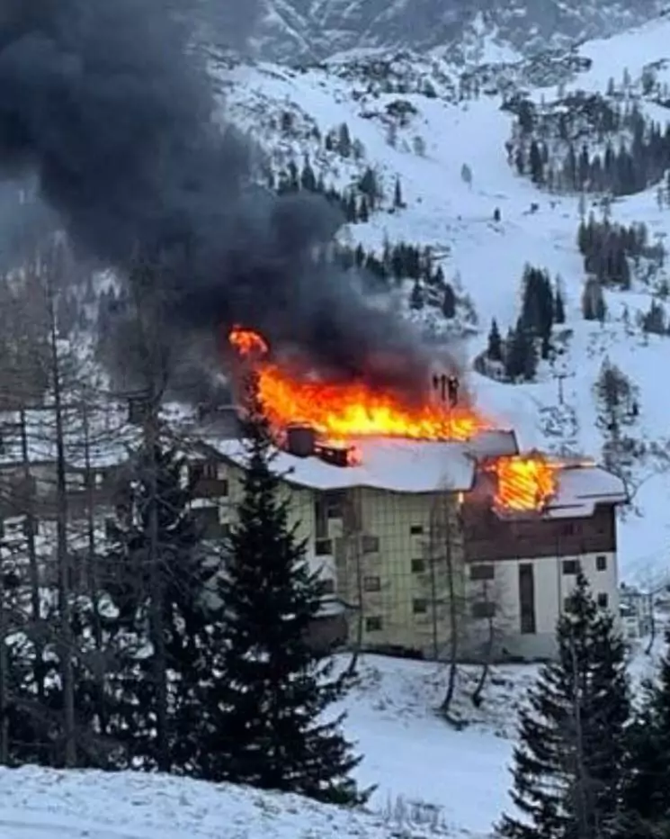 Foto in Beitrag von 5min.at: Zu sehen ist der Großbrand am Nassfeld und Feuer.