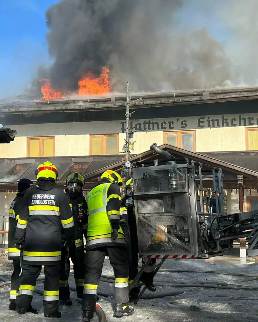 Foto in Beitrag von 5min.at: Zu sehen ist der Großbrand am Nassfeld und Feuer aus dem Hoteldach.