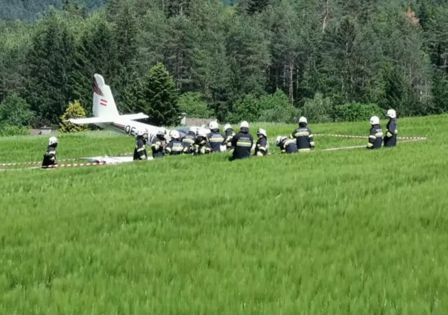 Symbolbild auf 5min.at zeigt Einsatzkräfte der Feuerwehr bei einem Flugzeugabsturz.
