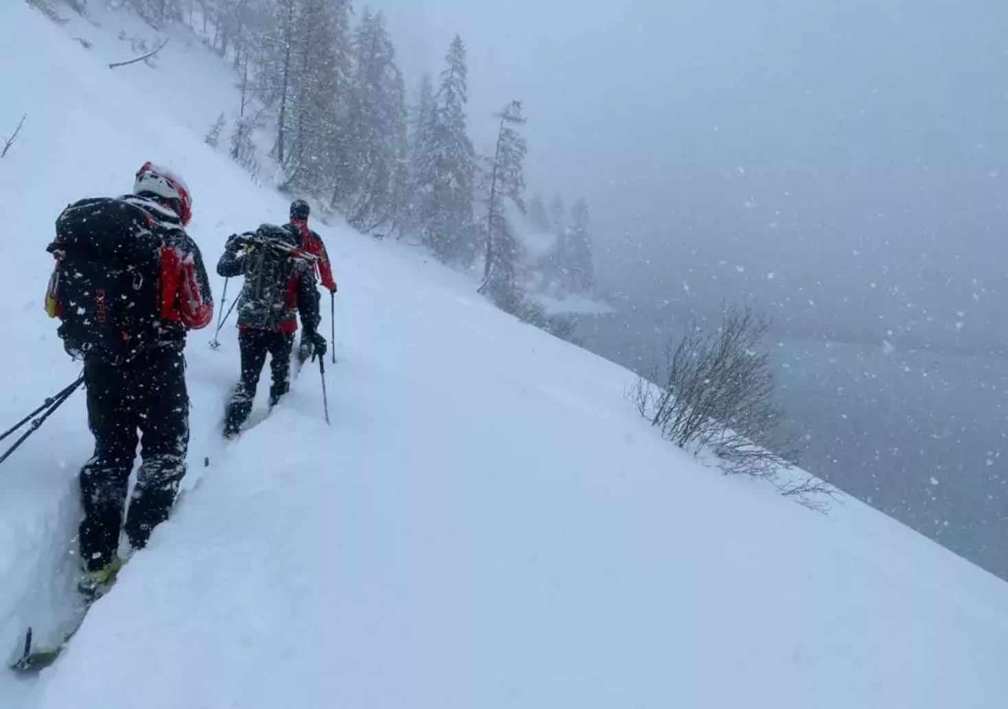 Bild auf 5min.at zeigt Einsatzkräfte der Bergrettung Steiermark auf der Suche nach einem Schneeschuhwanderer.