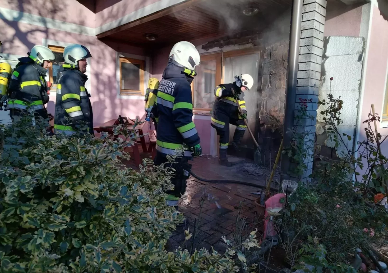 Foto in Beitrag von 5min.at: Zu sehen ist der Feuerwehreinsatz bei einem Hausfassadenbrand.