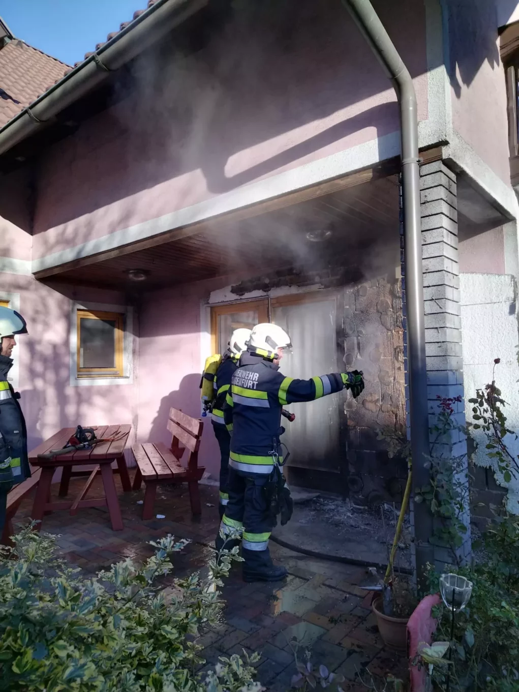 Foto in Beitrag von 5min.at: Zu sehen ist der Feuerwehreinsatz bei einem Hausfassadenbrand.