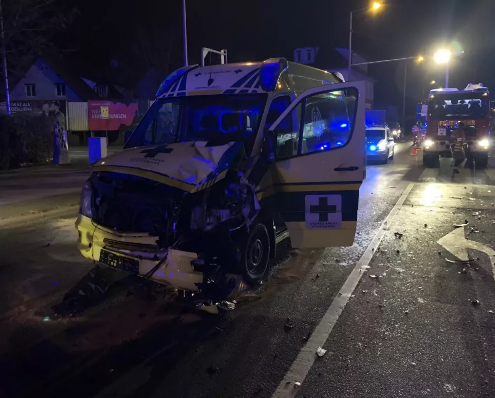 Rettung in Auto gekracht: Mehrere Verletzte bei schwerem Unfall in Graz
