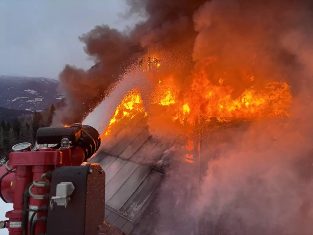 Foto auf 5min.at zeigt Löscharbeiten bei einen Dachstuhlbrand im Winter.