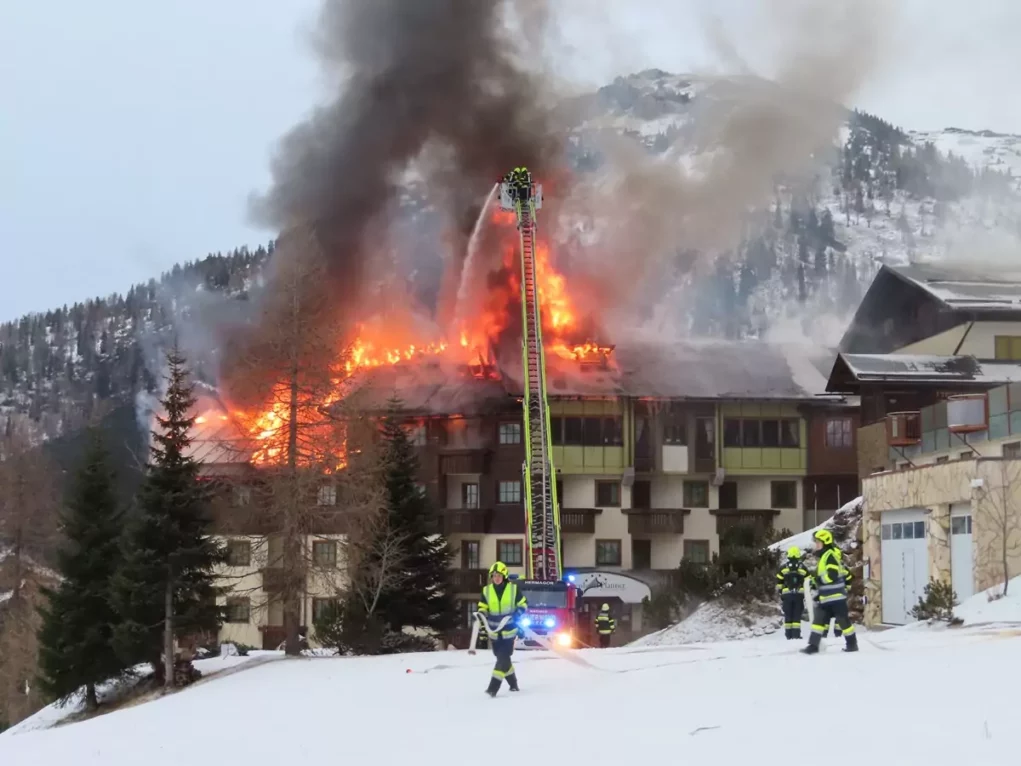 Foto auf 5min.at zeigt einen Hotelbrand am Nassfeld im Winter.
