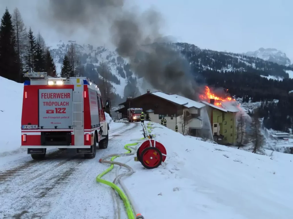 Foto auf 5min.at zeigt einen Hotelbrand am Nassfeld im Winter.