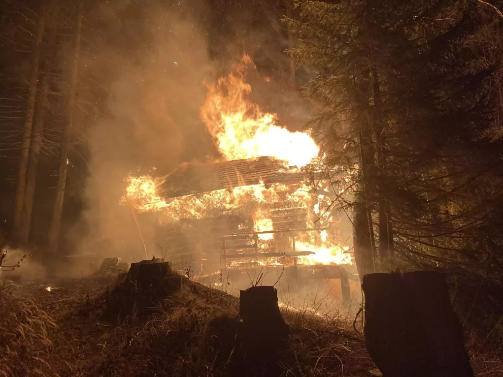 Bis ins Tal sichtbar: Jagdhütte beim Reißkofel brennt vollständig ab