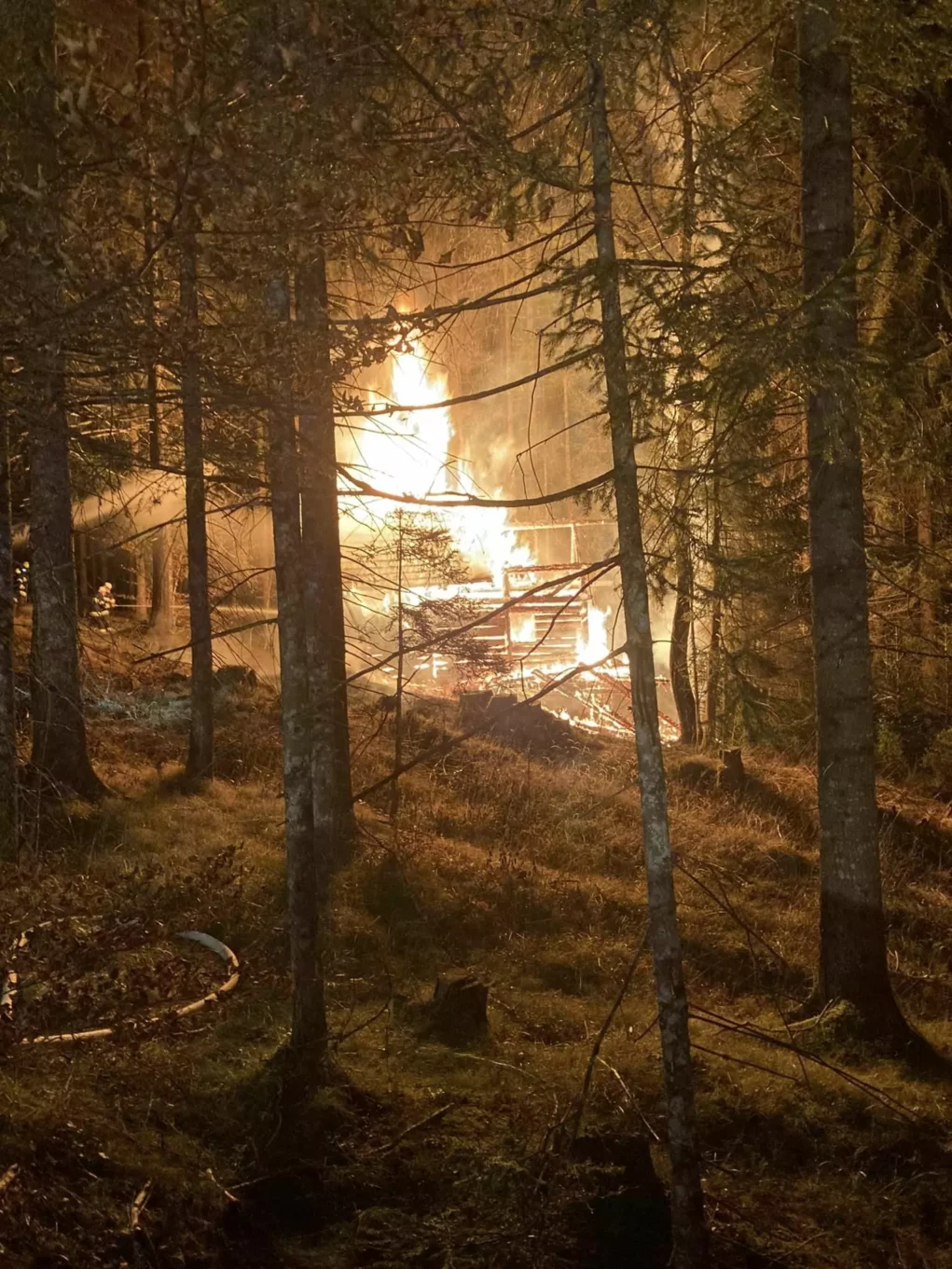 Bis ins Tal sichtbar: Jagdhütte beim Reißkofel brennt vollständig ab
