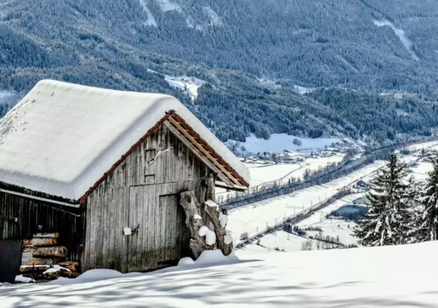 Foto in Beitrag von 5min.at: Zu sehen ist eine Hütte am Berg, in Schnee gehüllt.