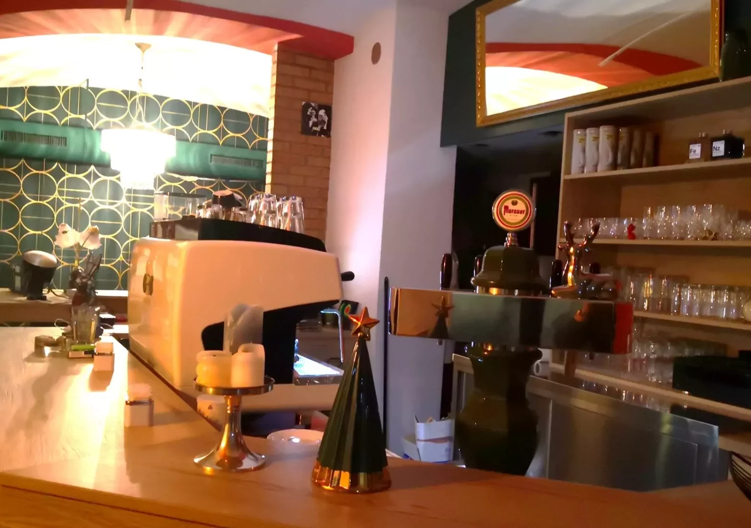 Ein Bild auf 5min.at zeigt die Theke des Cafés "Glück" in Villach.