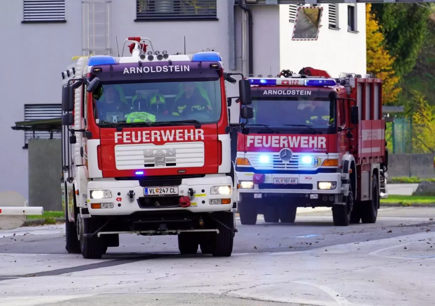 Ein Bild auf 5min.at zeigt Einsatzfahrzeuge der Freiwilligen Feuerwehr Arnoldstein.