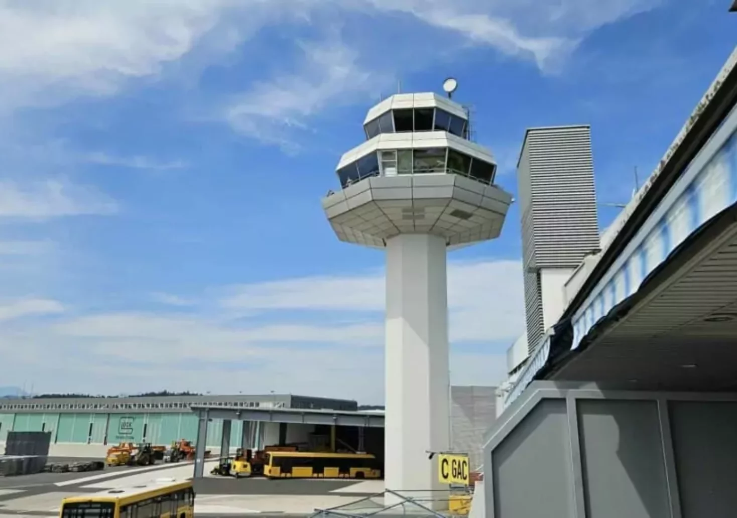 Foto auf 5min.at zeigt den Kontrollturm am Flughafen Klagenfurt.