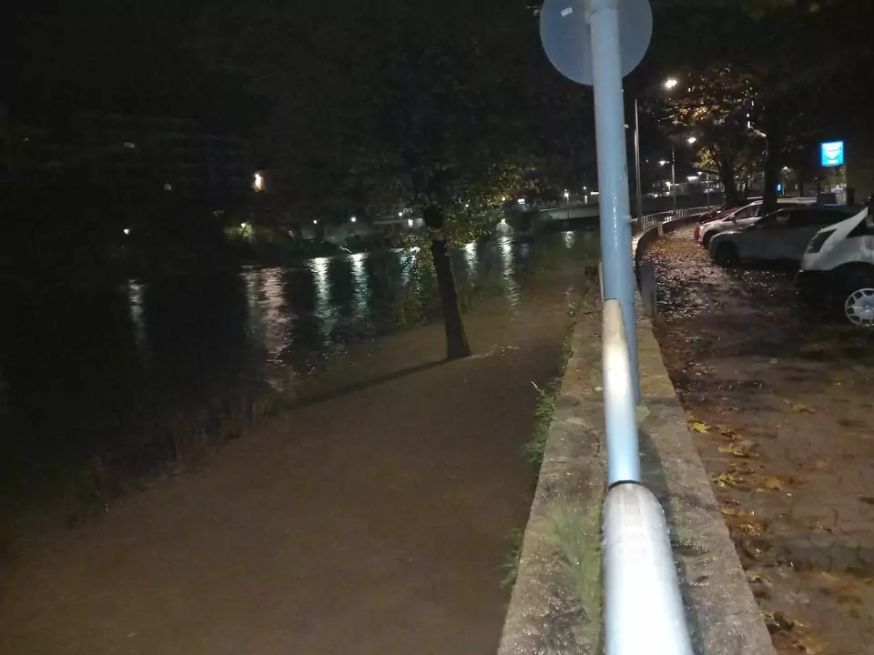 Bild auf 5min.at zeigt einen Hochwasser tragenden Fluss.