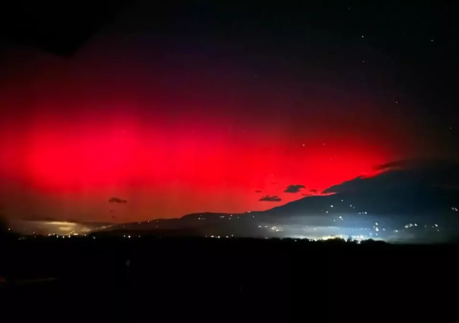 Ein Bild auf 5min.at zeigt pinkfarbene Polarlichter, die am Lavanttaler Nachthimmel leuchten.