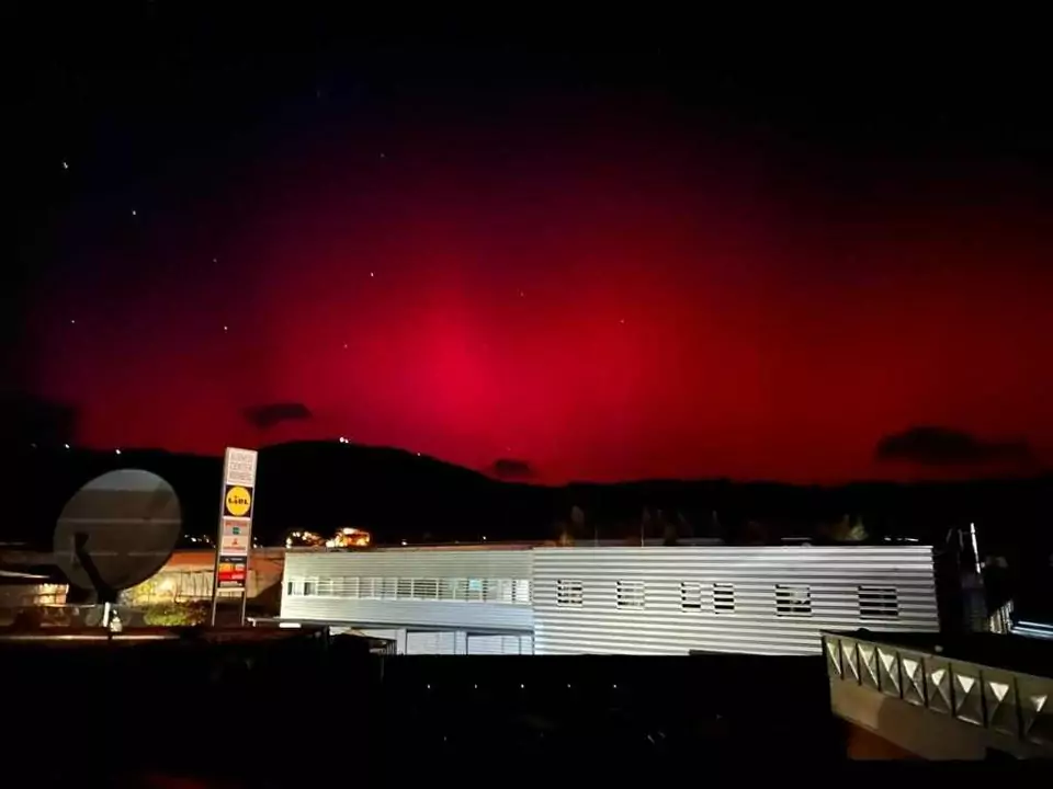 Ein Bild auf 5min.at zeigt pinkfarbene Polarlichter, die am Wernberger Nachthimmel leuchten.