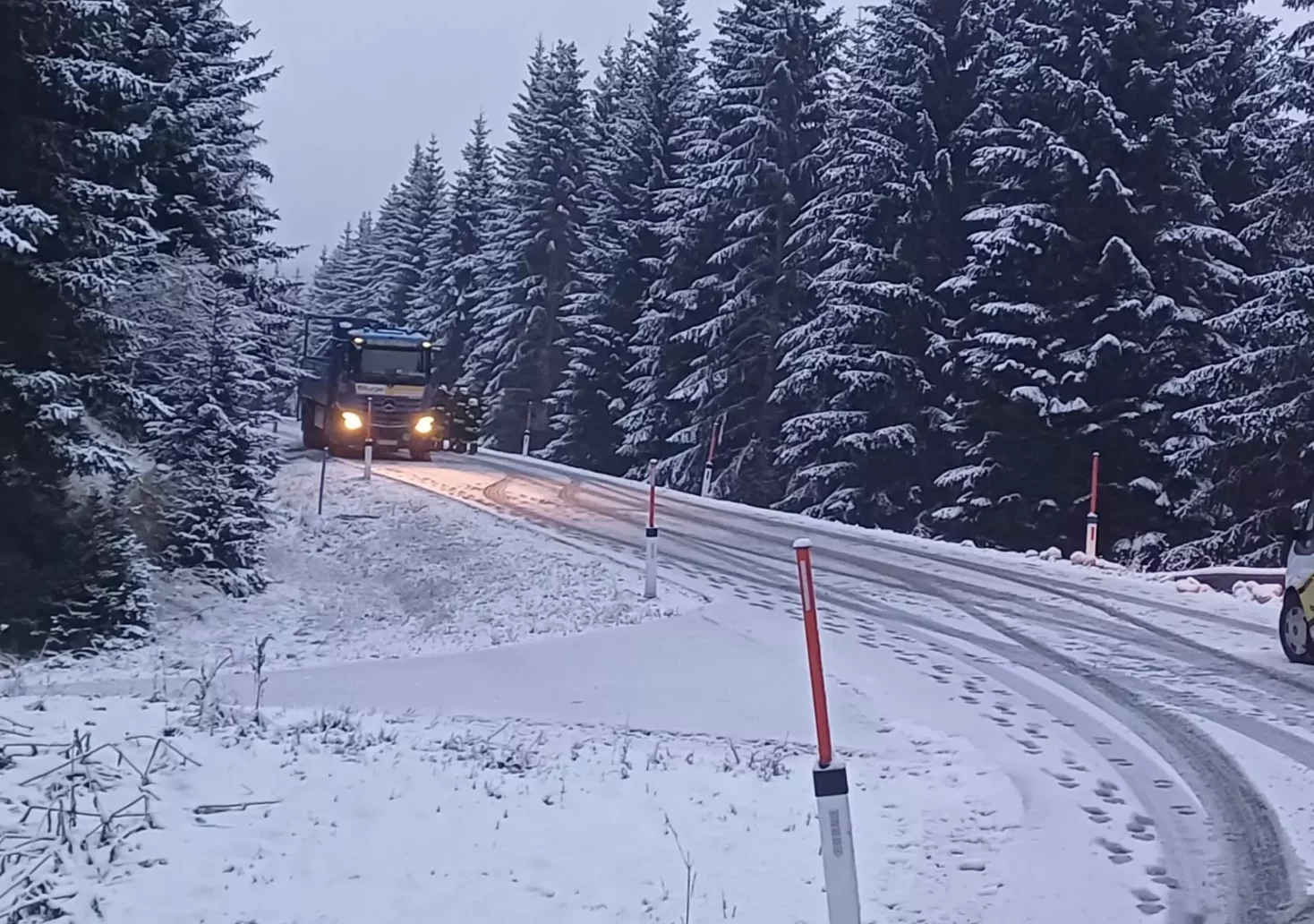 Wegen Schneefahrbahn: LKW kam nicht mehr weiter
