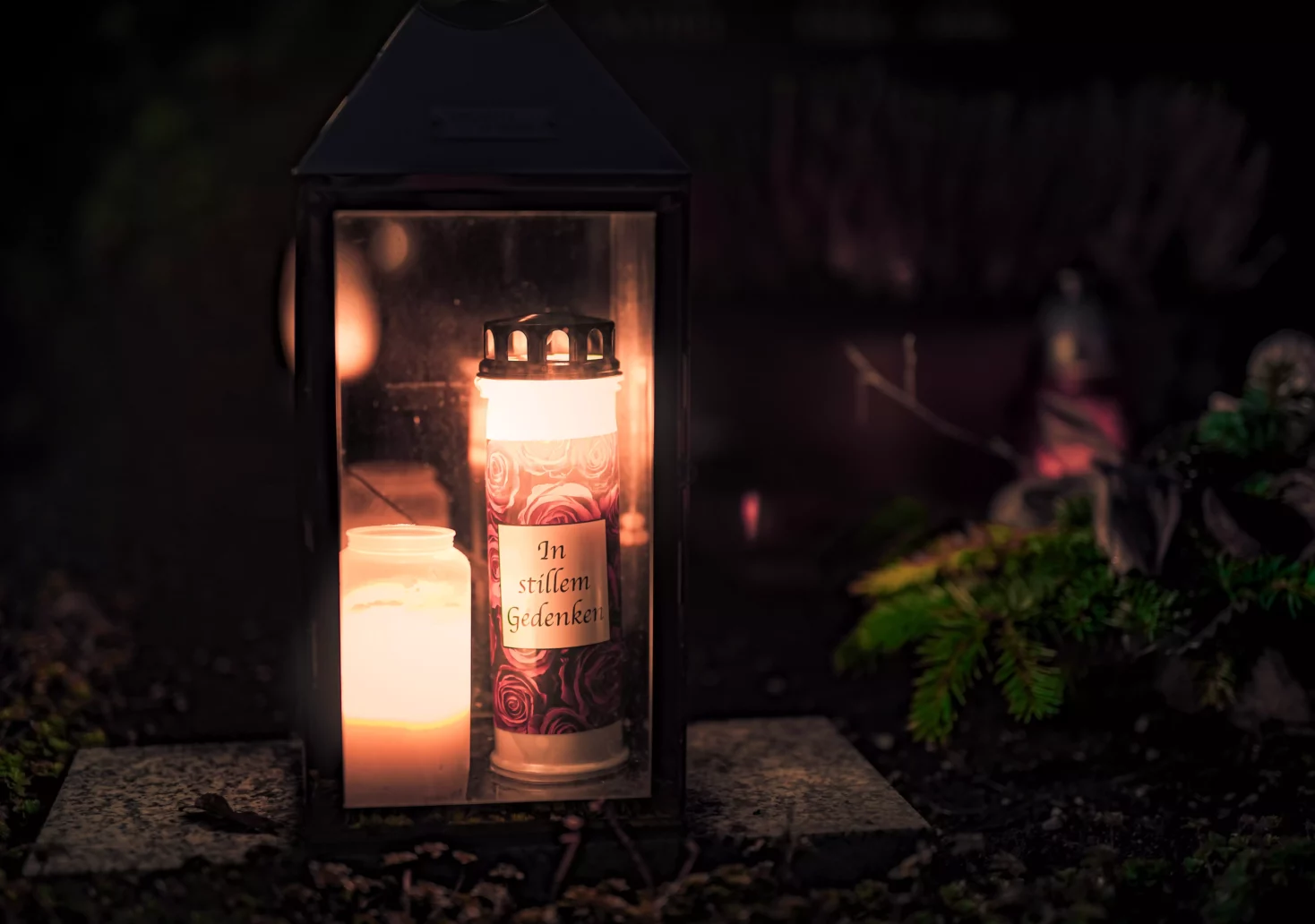 Das Bild auf 5min.at zeigt Kerzen bei einem Grab.