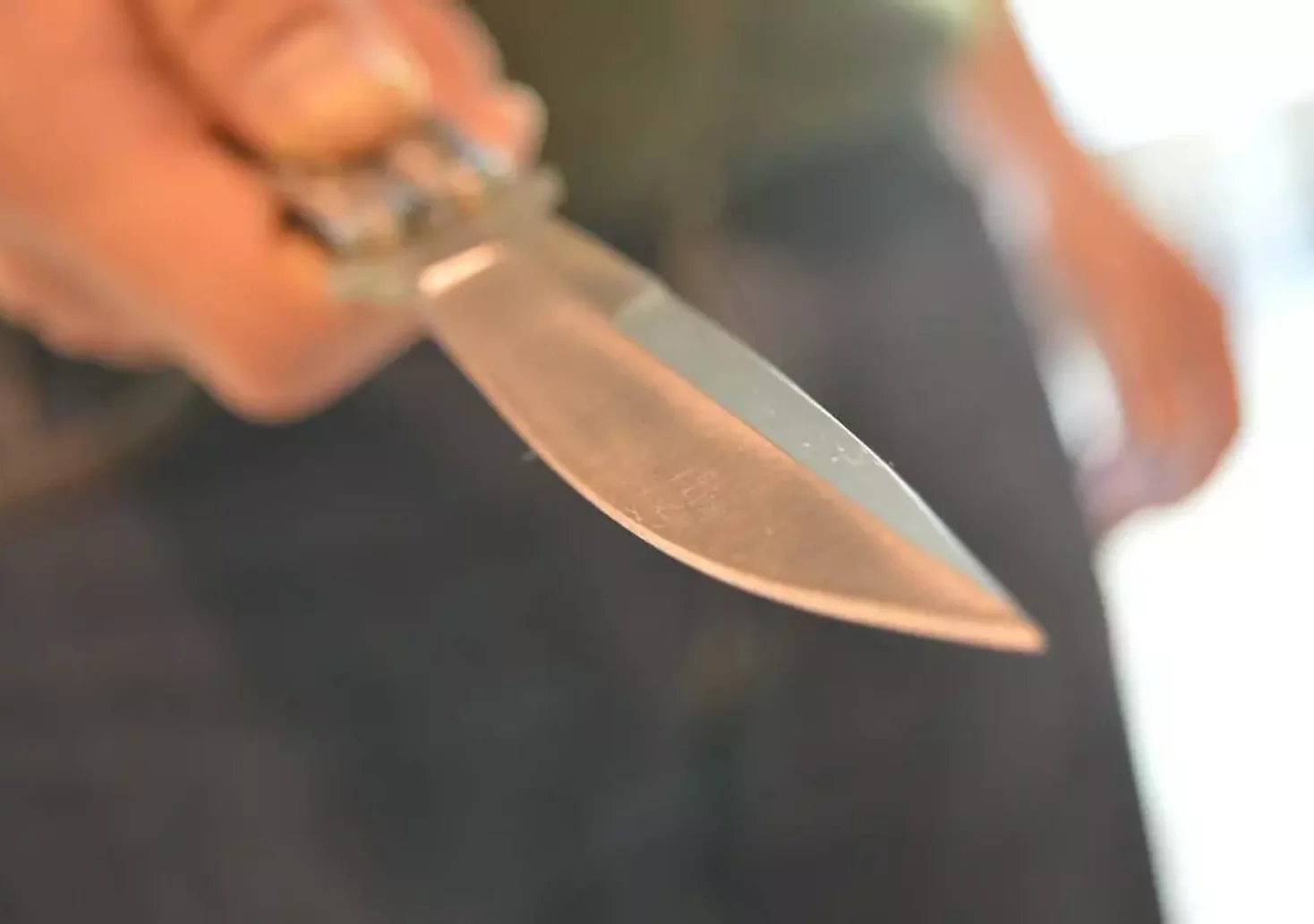 Symbolbild auf 5min.at zeigt einen Mann mit Messer in der Hand.