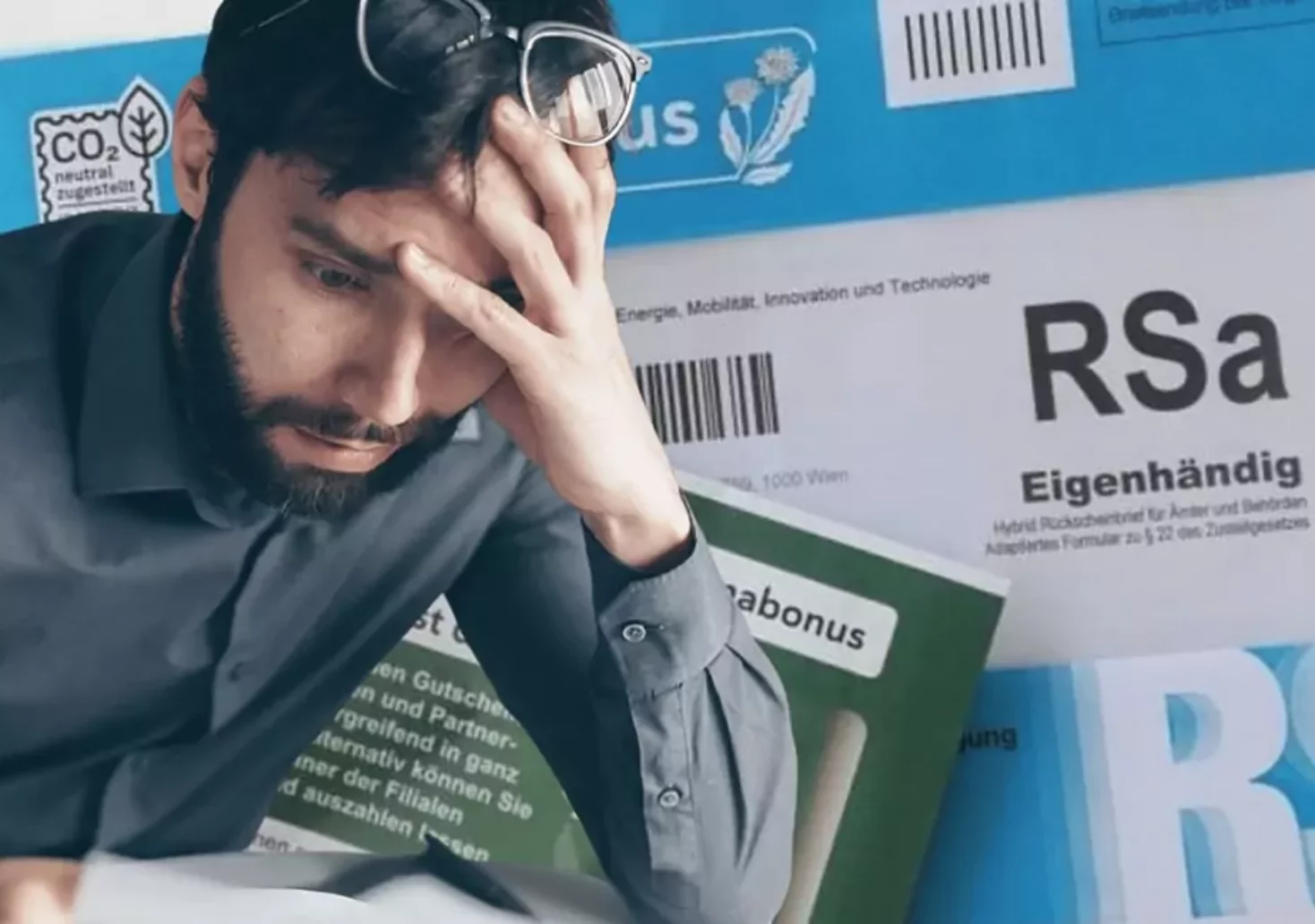 Bildmontage auf 5min.at zeigt einen verzweifelten Mann und ein Kuvert des österreichischen Klimabonus.