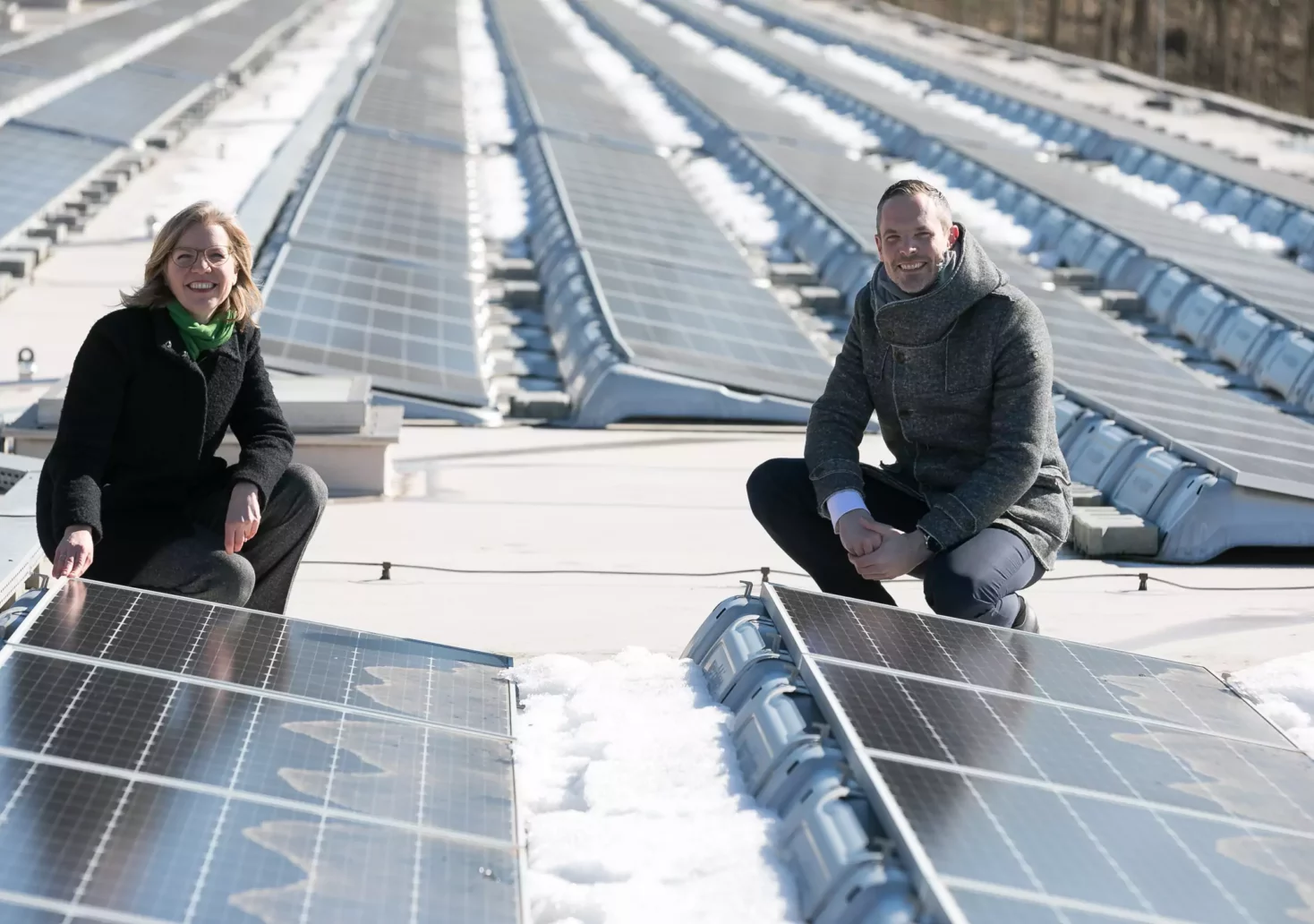 Foto in Beitrag von 5min.at: Zu sehen sind mehrere Photovoltaik-Anlagen mit zwei Männern.