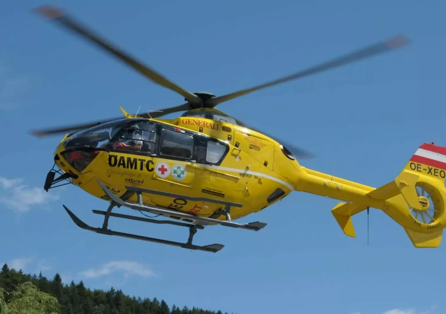 Ein Bild auf 5min.at zeigt einen gelben ÖAMTC-Hubschrauber in der Luft.