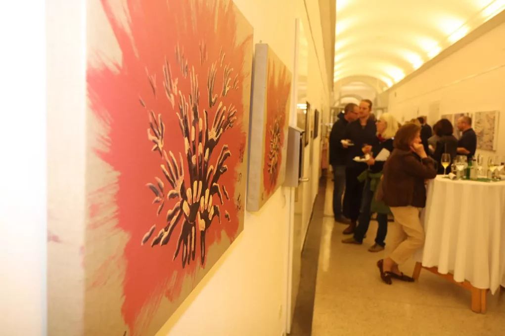 Foto auf 5min.at zeigt die Eröffnung der Vernissage Galerie Sigm. Freud im LKH Graz II.