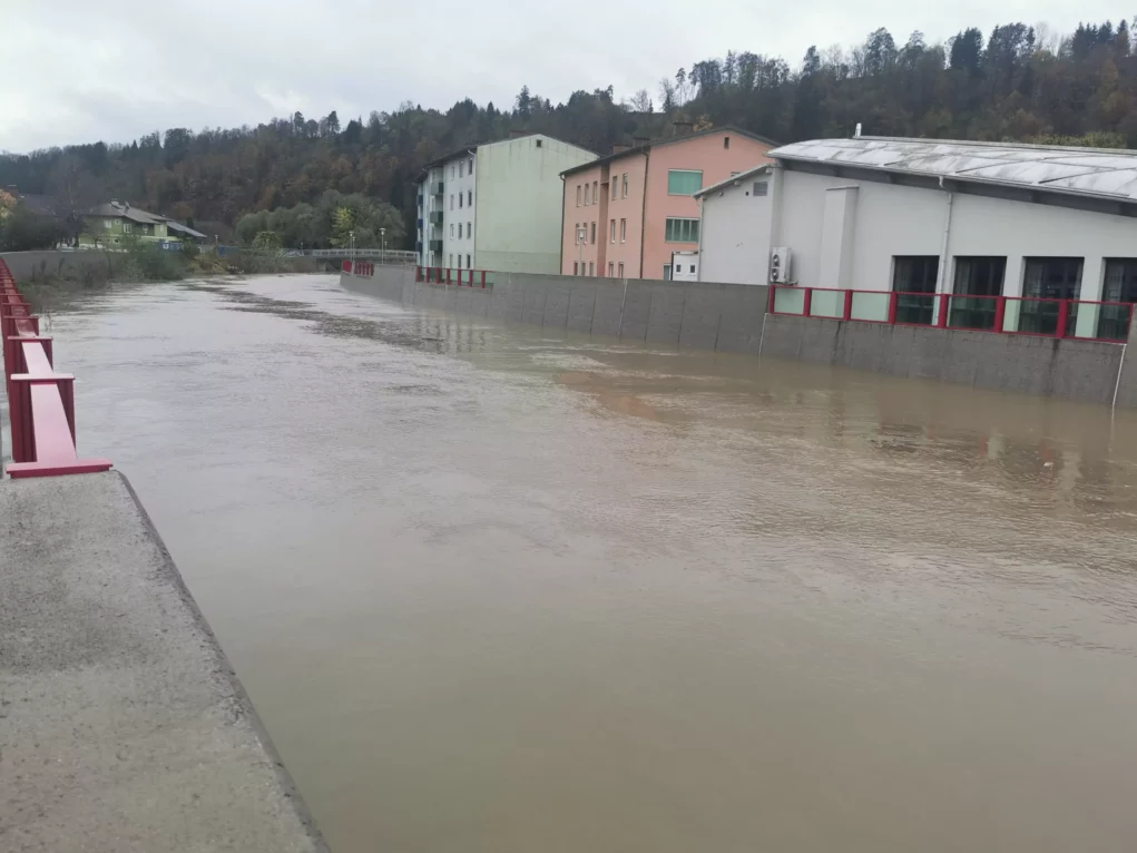Bild auf 5min.at zeigt einen Hochwasser tragenden Fluss.