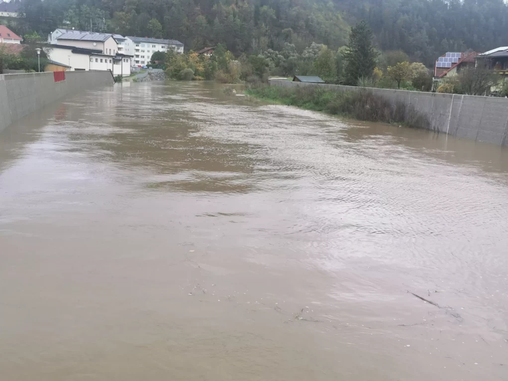 Bild auf 5min.at zeigt einen Hochwasser tragenden Fluss.