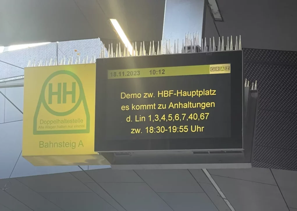 Foto auf 5min.at zeigt Anzeige der öffentlichen Verkehrsmittel in Graz.