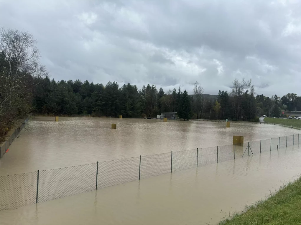 Bild auf 5min.at zeigt einen überschwemmten Platz nach Unwetter.