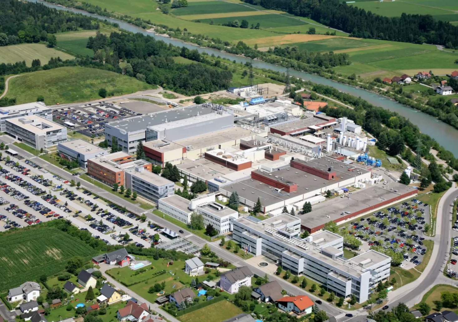 Ein Bild auf 5min.at zeigt eine Drohnenaufnahme des Unternehmens Infineon in Villach.