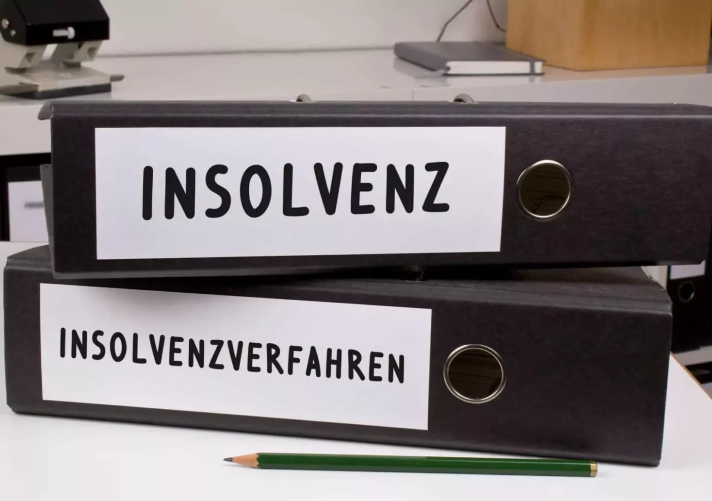 Ein Bild auf 5min.at zeigt zwei schwarze Ordner auf einem weißen Tisch. Beschriftet sind sie mit den Worten Insolvenz und Insolvenzverfahren.