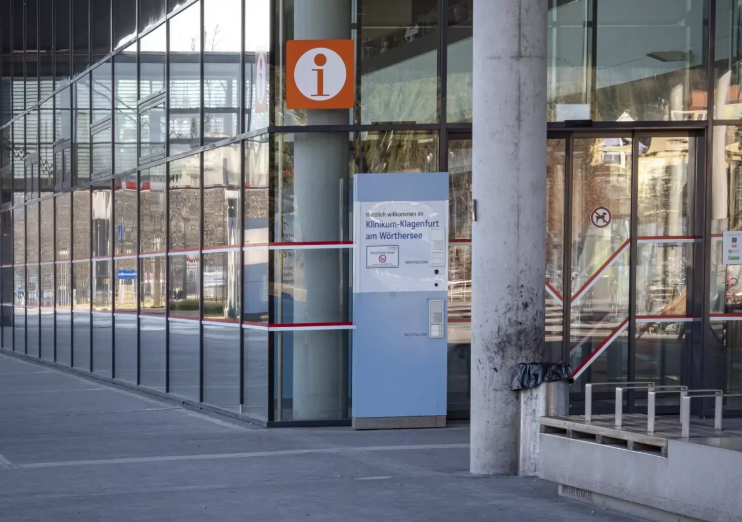Ein Bild auf 5min.at zeigt den Eingangsbereich des Klinikums in Klagenfurt.