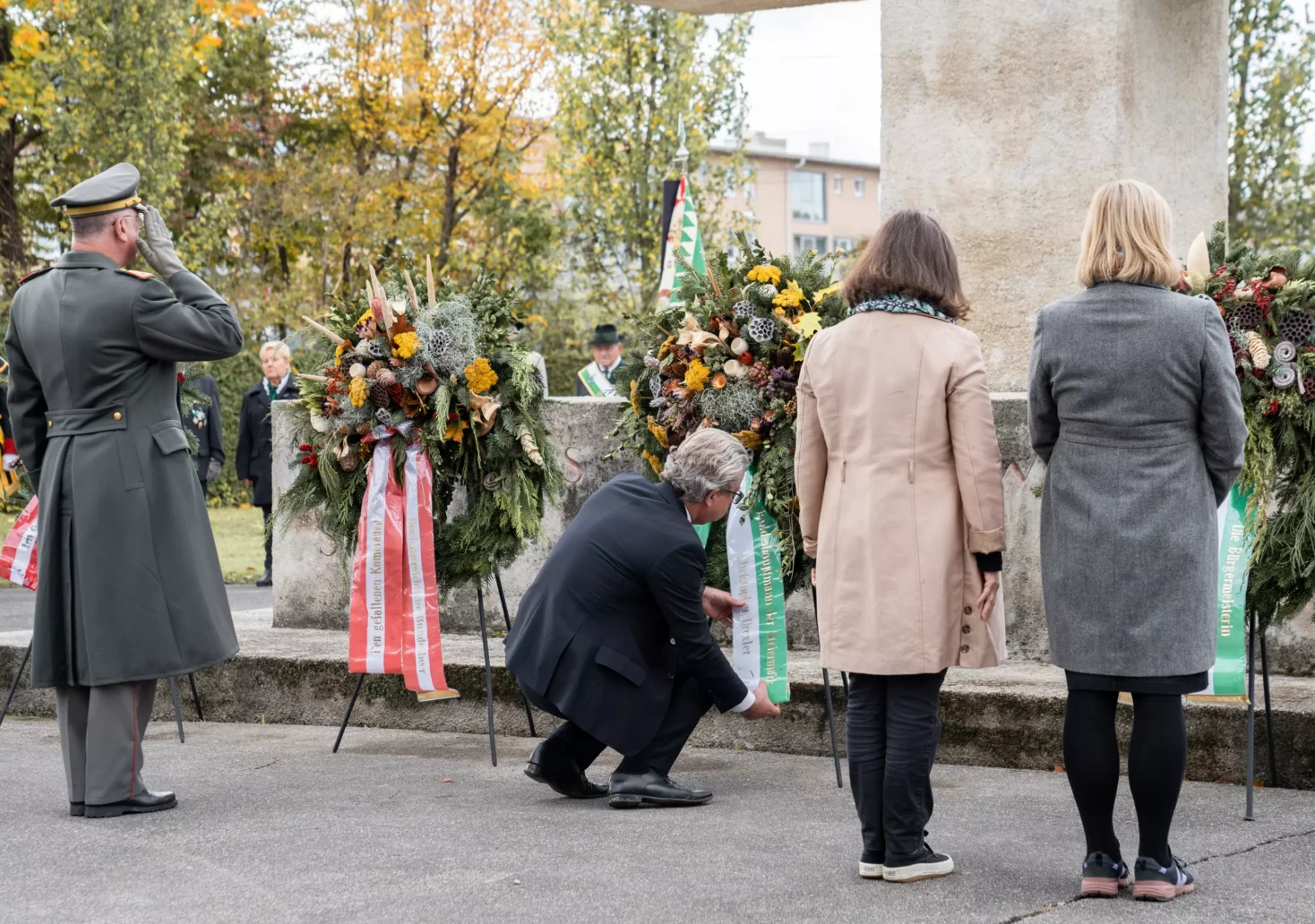 Bild auf 5min.at zeigt mehrere Personen bei der Kranzniederlegung am Zentralfriedhof in Graz.