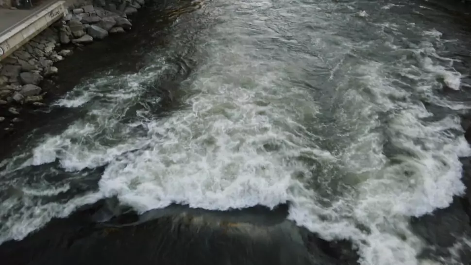 Foto in Beitrag von 5 Minuten: Zu sehen ist ein Fluss, der stark schäumt.