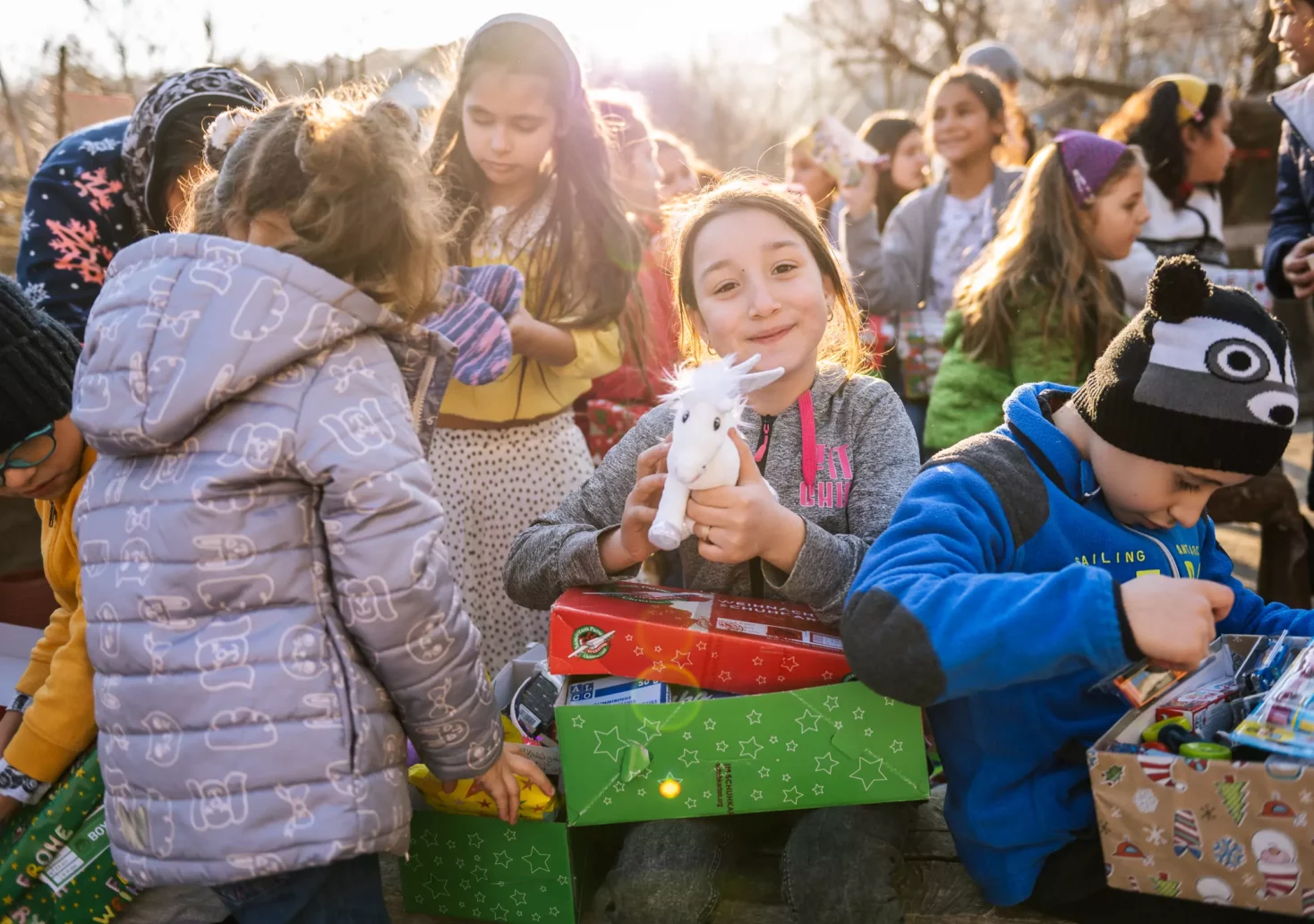 Bild auf 5min.at zeigt mehrere Kinder mit Weihnachtsgeschenken in der Hand.