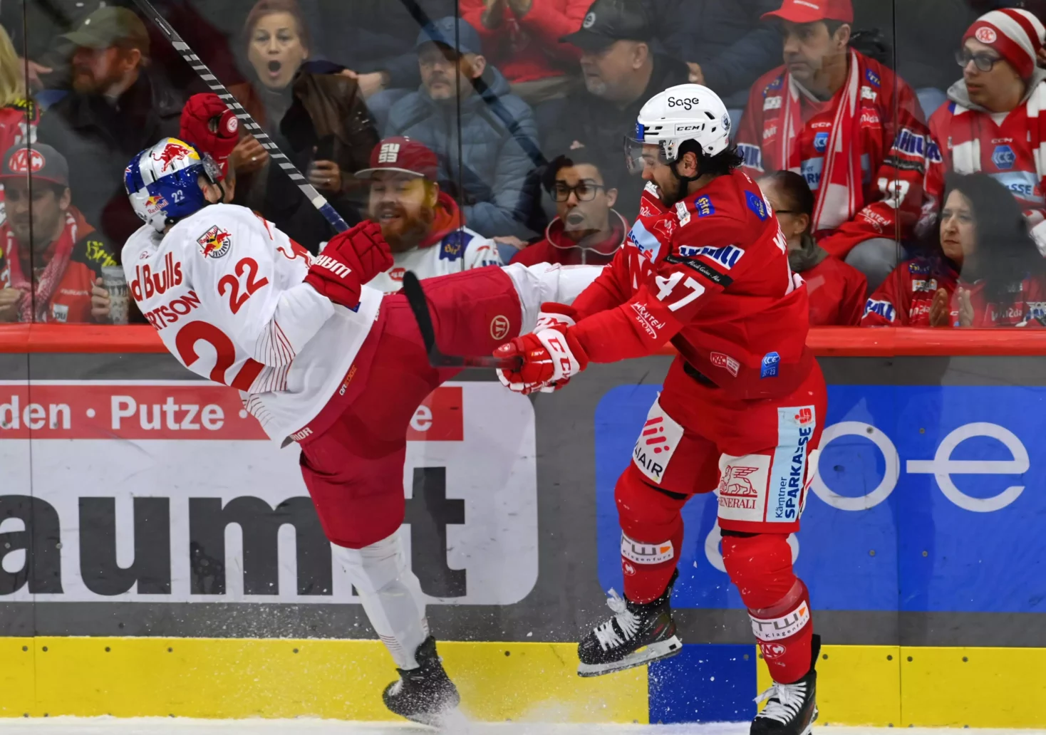 Ein Bild auf 5min.at zeigt ein Eishockeymatch des EC KAC und des EC Salzburg.