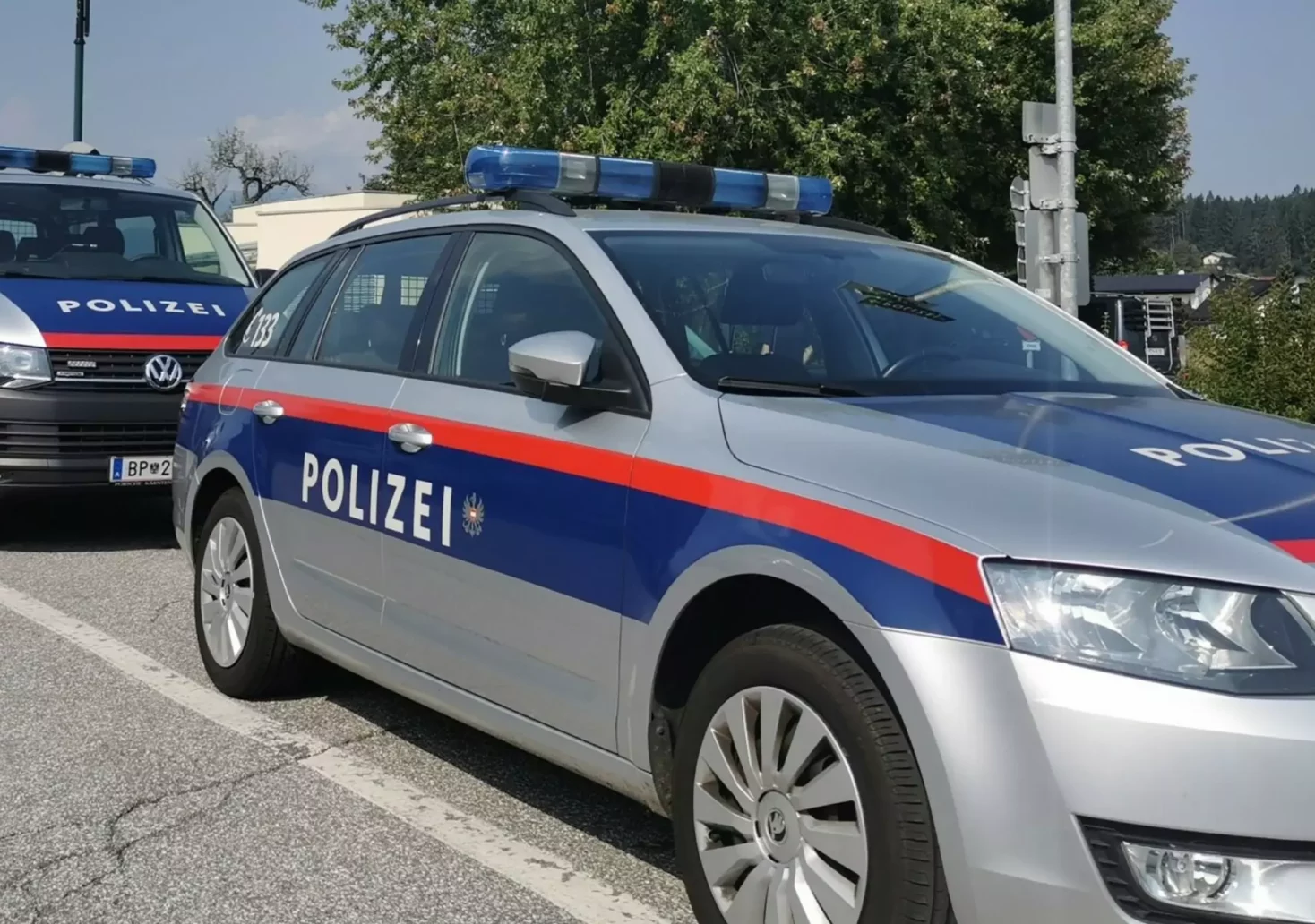 Foto in Beitrag von 5min.at: Zu sehen sind mehrere Polizeiautos in Villach Landskron.