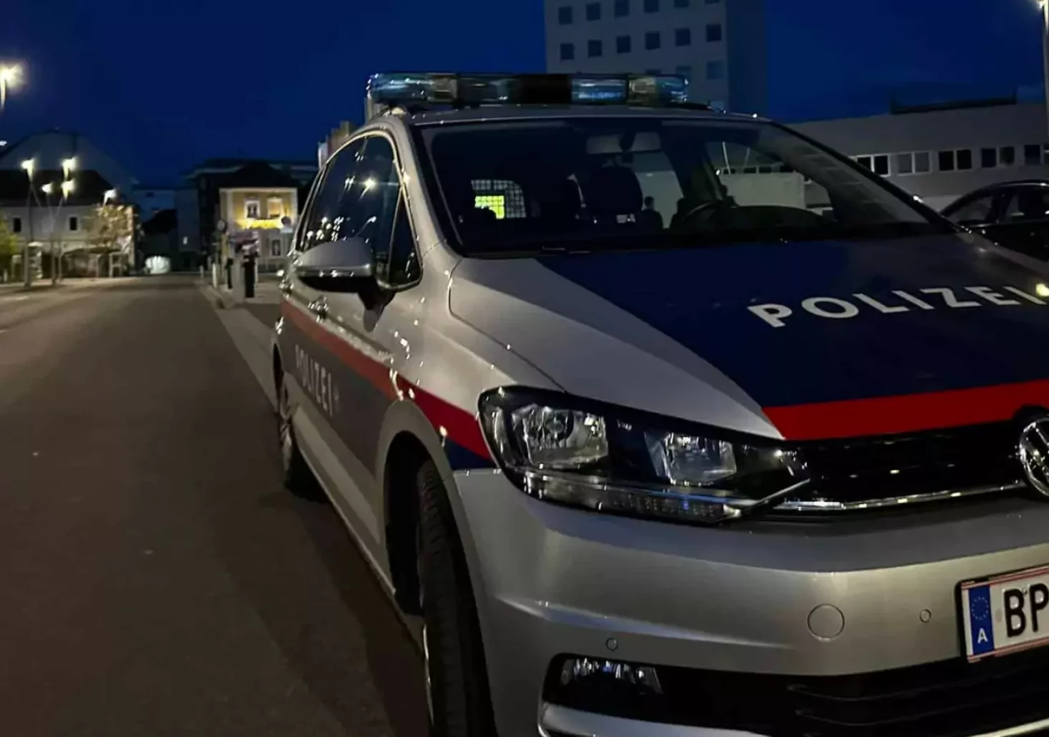 Ein Bild auf 5min.at zeigt einen parkenden Streifenwagen der Polizei bei Nacht.