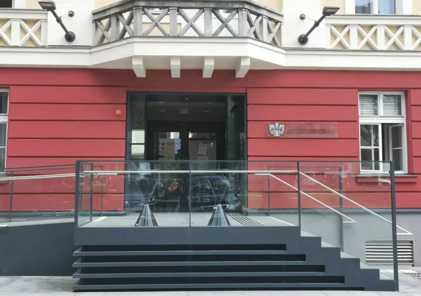 Ein Bild auf 5min.at zeigt die rot-gelbe Fassade des Landesgerichts in Klagenfurt.