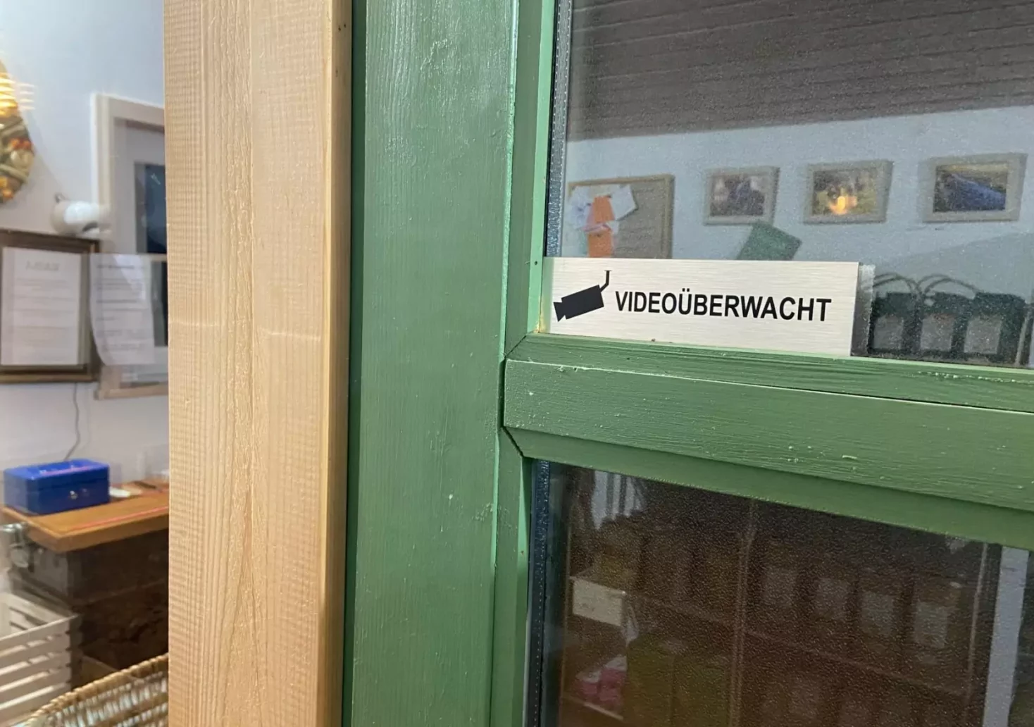 Ein Bild auf 5min.at zeigt den Hinweis "Videoüberwachung" auf der Tür eines Selbstbedienungsladens in Kärnten.