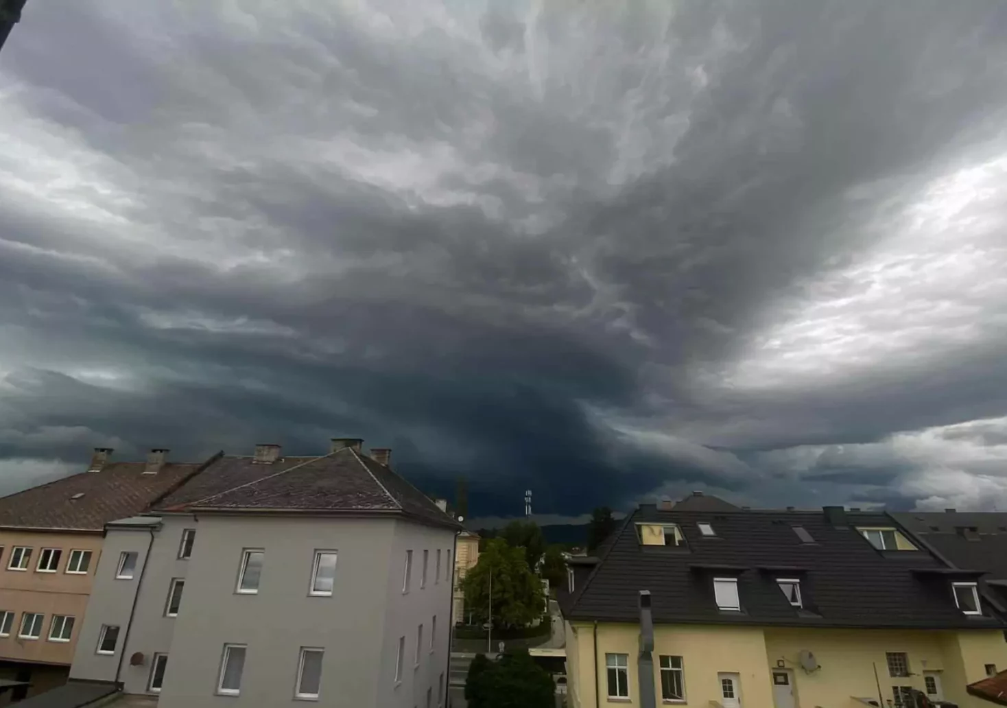Ein Bild auf 5min.at zeigt dunkle Wolken, die direkt auf die Stadt Klagenfurt zukommen.