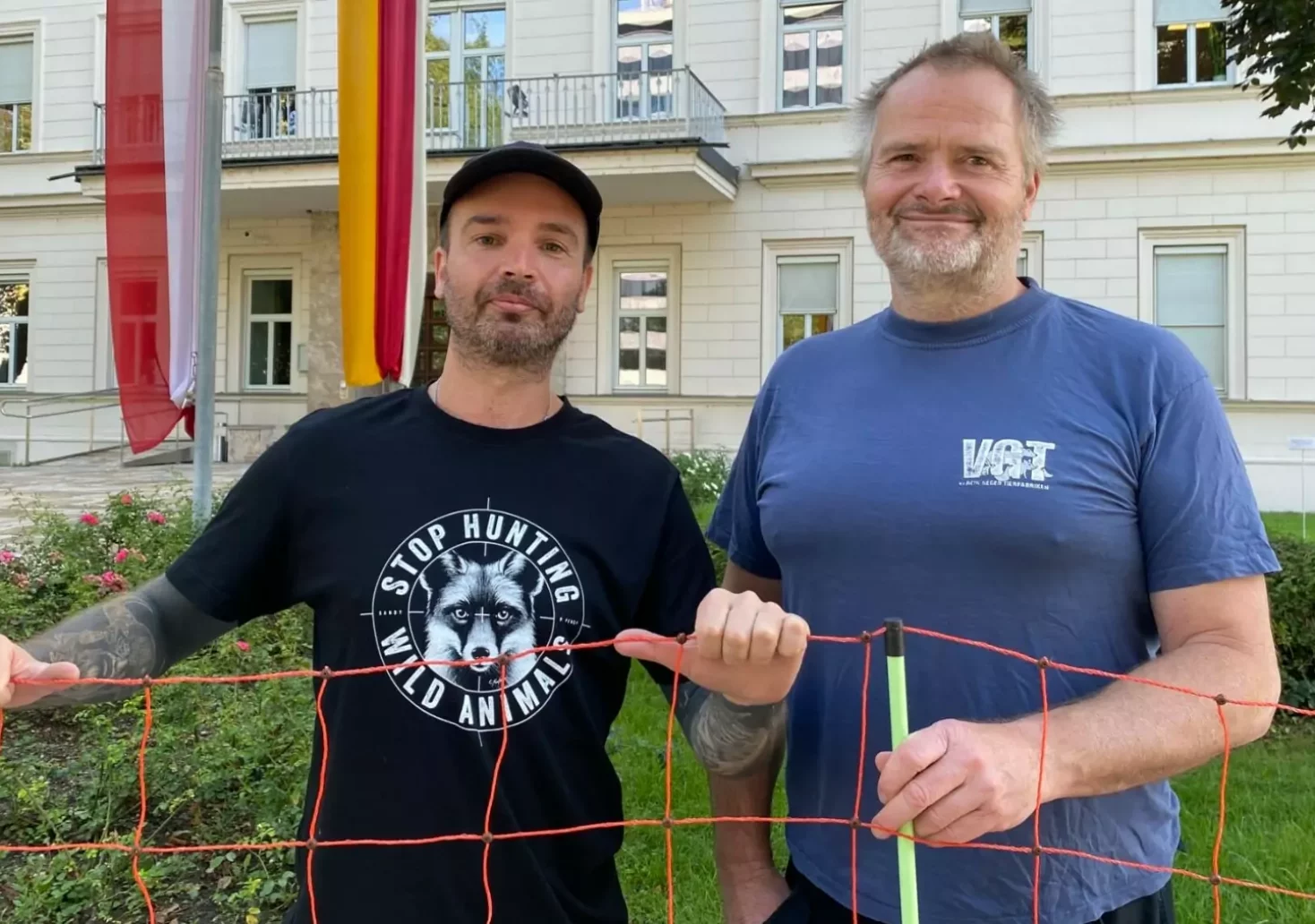Ein Bild auf 5min.at zeigt VGT-Chef Martin Balluch und Kärnten-Leiter Michael Mayer beim Einzäunen der Landesregierung im September.