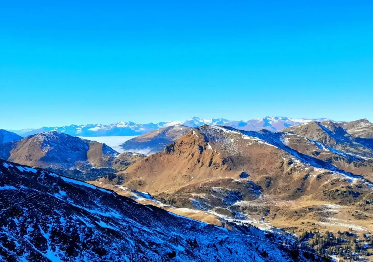 Ein Bild auf 5min.at zeigt die angezuckerten Gurktaler Alpen in Kärnten. Der Himmel ist blau.