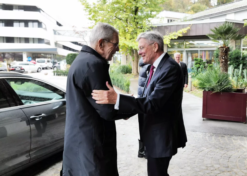 Ein Foto auf 5min.at zeigt Bundespräsident Alexander Van der Bellen und Landeshauptmann Peter Kaiser.