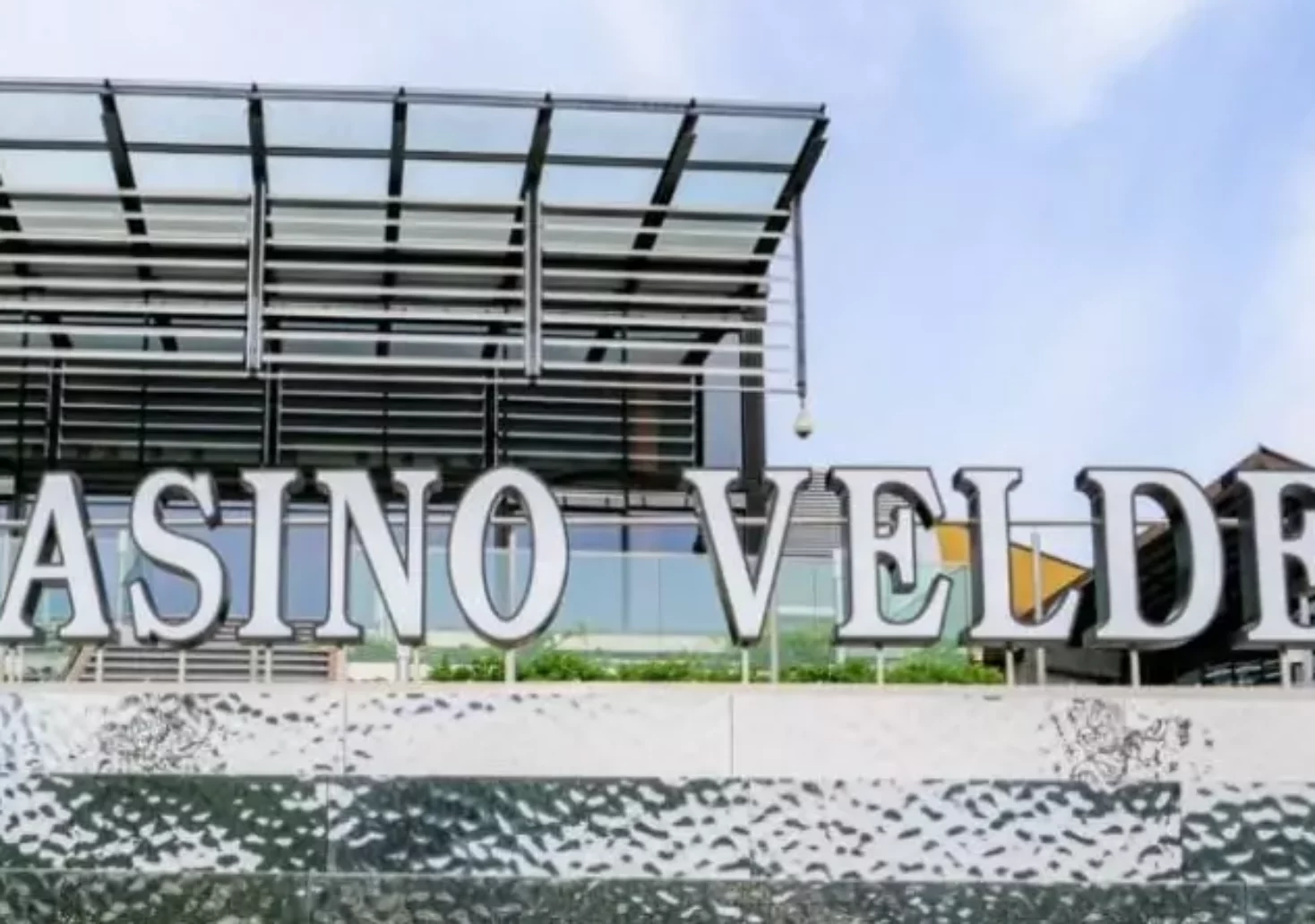 Foto auf 5min.at zeigt den großen "Casino Velden"-Schriftzug im Freien.