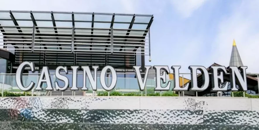 Foto auf 5min.at zeigt den großen "Casino Velden"-Schriftzug im Freien.