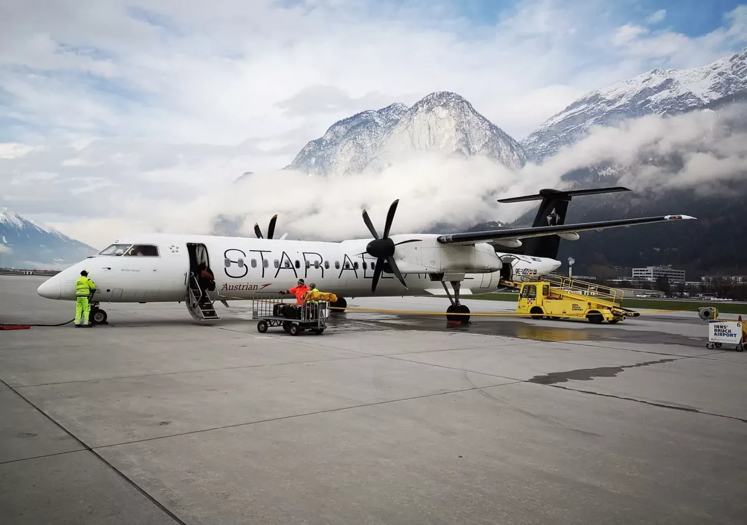 Klima-Aktivisten beschmierten Innsbrucker Flughafen: „Ban private jets“