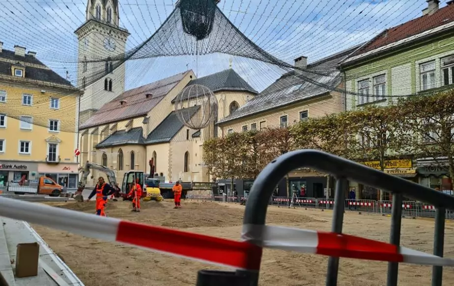 Foto auf 5min.at zeigt Arbeiter bei den Vorbereitungen für den Villacher Eislaufplatz.