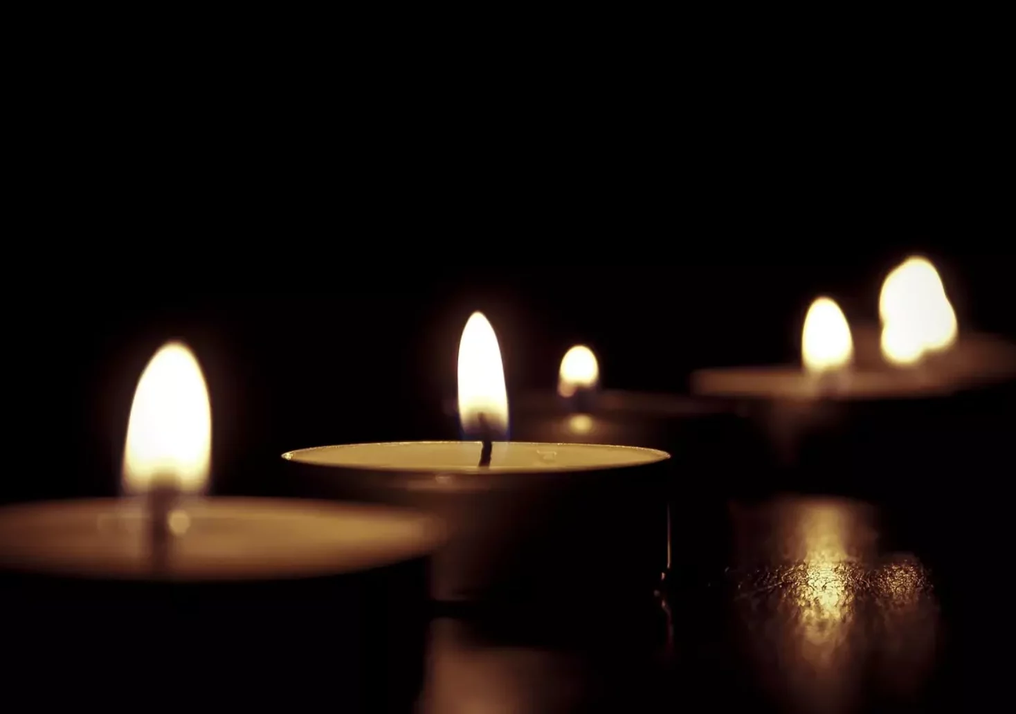 Bild auf 5min.at zeigt brennende Kerzen.